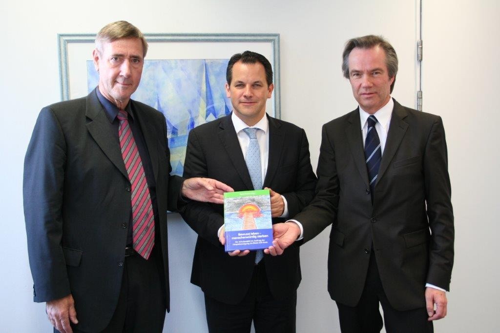 Bürgermeister Frank Keppeler (Mitte) mit Karl Heinz Bossier (links) und Dr. Wolfgang Lerch