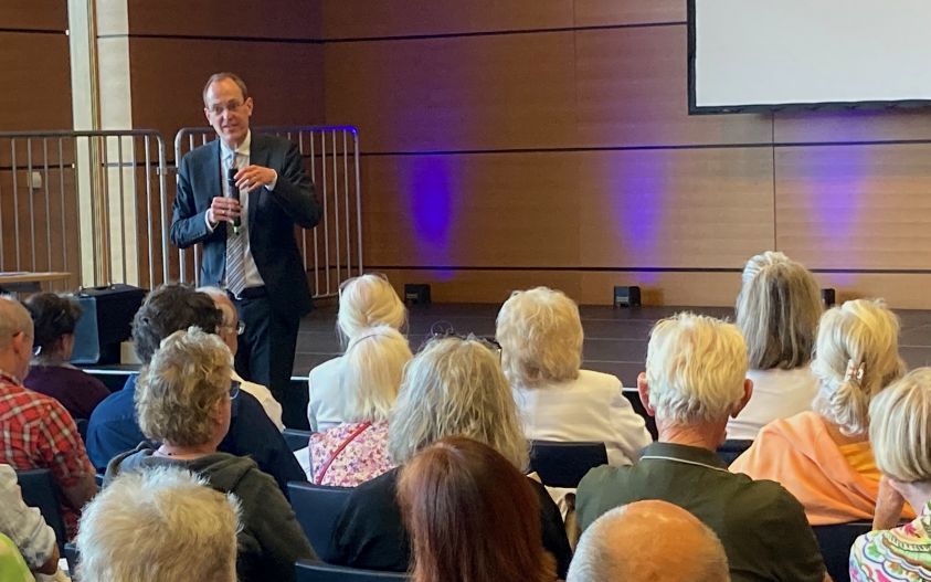 Notar Dr. Thomas Flues hält seinen Vortrag vor den zahlreichen Besuchern.